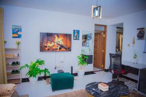 TV a/nebo společenská místnost v ubytování Saffron Homes