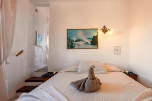 - une chambre avec un lit et un panier dans l'établissement Casa Nautilus, à Charco del Palo