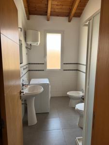 un baño con dos lavabos y dos inodoros en Zodiaco Apartments, en Sal Rei 50 fotos más