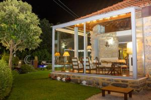 una casa con un patio con mesa y sillas en Roque Village by Gerês Casas, en Vieira do Minho
