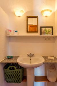 une salle de bains avec un lavabo blanc et un miroir dans l'établissement Casa Nautilus, à Charco del Palo 12 autres photos