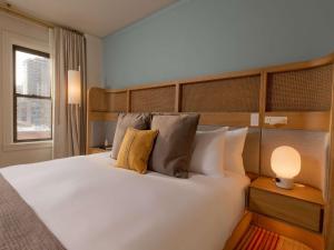Ein Bett oder Betten in einem Zimmer der Unterkunft Ändra Hotel Seattle - MGallery Collection