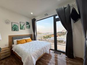 une chambre avec un lit et une grande fenêtre dans l'établissement Villa Healing Home Hồ Bơi Nước Nóng, à Trai Mat 125 autres photos