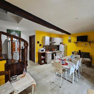 un soggiorno con tavolo e cucina di B&B Il Grifo a Bomarzo