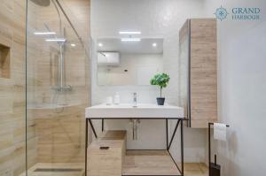 Zdjęcie z galerii obiektu Modern Oasis Luxe with BigYard w mieście San Ġwann