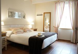Postel nebo postele na pokoji v ubytování Hotel Es Mercadal
