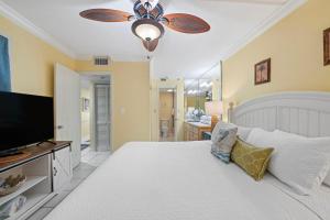 Un dormitorio con una cama y un televisor de pantalla plana. en Perdido Sun 202, en Perdido Key 30 fotos más