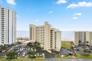 una vista aérea de un aparcamiento frente a los edificios en Perdido Sun 202, en Perdido Key