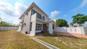 ein großes weißes Haus mit einem weißen Zaun in der Unterkunft Desaru Recreation House Billiard-Netflix-Dart-BBQ in Bandar Penawar
