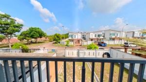 ein Balkon mit Blick auf eine Straße mit Häusern in der Unterkunft Desaru Recreation House Billiard-Netflix-Dart-BBQ in Bandar Penawar + 12 Fotos