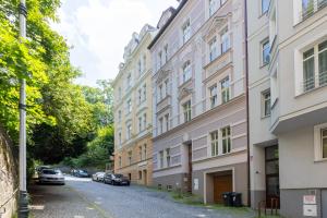 El barrio en el que está el departamento o un barrio cercano