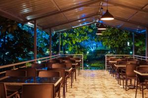 卡尔贾特Teak Resort Karjat的餐厅里的一排桌椅