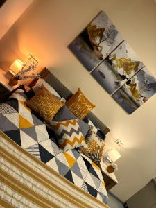 une chambre avec un lit avec des oreillers dessus dans l'établissement Sky Apartments, à Batoumi