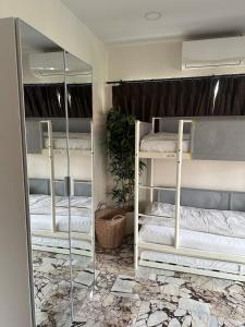 2 Etagenbetten in einem Zimmer in der Unterkunft Family friendly villa in Phra Ae beach