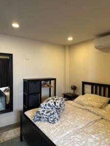 ein Schlafzimmer mit zwei Betten und einem Spiegel in der Unterkunft Family friendly villa in Phra Ae beach