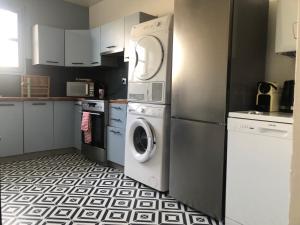 eine Küche mit Waschmaschine und Waschmaschine in der Unterkunft Disney and Paris 5 rooms 110m2 free parking in Lognes