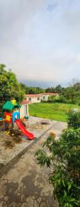 Teak Resort Karjat的儿童游玩区