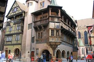 コルマールにあるCentre de Colmar Zum Harzalaのバルコニー付きの大きな建物