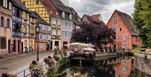 コルマールにあるCentre de Colmar Zum Harzalaの町の一団の建物と運河 +18枚の写真