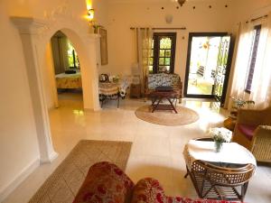 阿勒皮Bella Homestay Kerala的带桌椅的客厅
