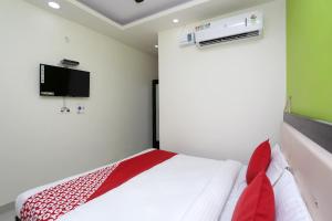 Televisyen dan/atau pusat hiburan di Hotel O Raj Palace