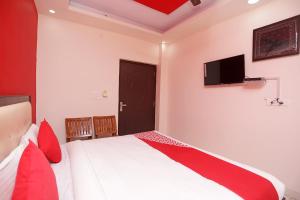 Televisyen dan/atau pusat hiburan di Hotel O Raj Palace