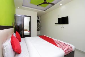 Televisyen dan/atau pusat hiburan di Hotel O Raj Palace