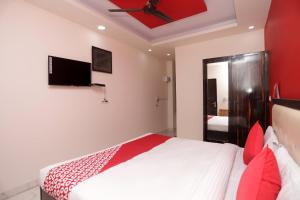 Televisyen dan/atau pusat hiburan di Hotel O Raj Palace