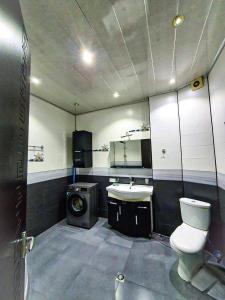 Kuchyň nebo kuchyňský kout v ubytování Modern 2BR Apartment in Prime Tbilisi with Scenic Views