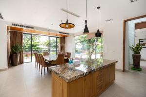 eine Küche und ein Esszimmer mit Tisch und Stühlen in der Unterkunft VILLA ARIA RESORT, THE SEA BY 10-50m,Biển và hồ bơi riêng in Vũng Tàu