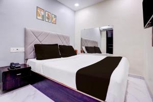 Postel nebo postele na pokoji v ubytování Hotel O Class Inn