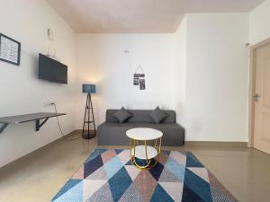 TV a/nebo společenská místnost v ubytování Beautiful 1bhk near JP nagar and IIMB 209F
