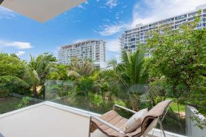 ein Balkon mit einem Stuhl und Blick auf ein Gebäude in der Unterkunft VILLA ARIA RESORT, THE SEA BY 10-50m,Biển và hồ bơi riêng in Vũng Tàu