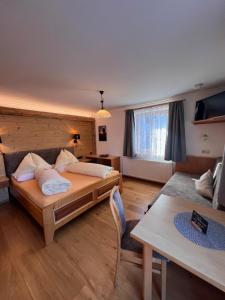 Postel nebo postele na pokoji v ubytování Haus Alpenglühn
