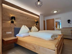 Postel nebo postele na pokoji v ubytování Haus Alpenglühn