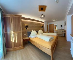 Postel nebo postele na pokoji v ubytování Haus Alpenglühn