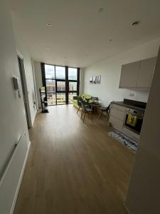 Una sala de estar con cocina y comedor. en Elegant Apartment in Central Milton Keynes, en Milton Keynes