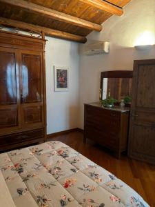 a bedroom with a bed and a dresser and a mirror at Residenza Teseo in Siracusa