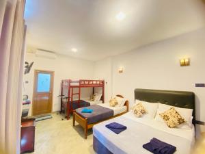 Postel nebo postele na pokoji v ubytování Blossom Inn