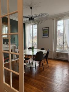 ein Esszimmer mit Tisch und Stühlen in der Unterkunft L'écrin des Tanneurs - 110m2 - 2 chambres - Epernay Hyper Centre in Épernay + 7 Fotos