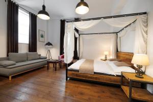 A bed or beds in a room at Vintagehome Schönbrunn