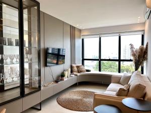 a living room with a couch and a large window at Apartamento Torres RS in Torres