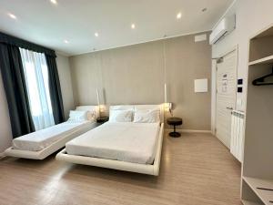 Postel nebo postele na pokoji v ubytování Cadorna Luxury Hotel