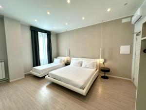 Postel nebo postele na pokoji v ubytování Cadorna Luxury Hotel