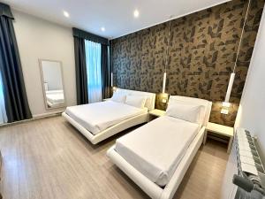 Postel nebo postele na pokoji v ubytování Cadorna Luxury Hotel