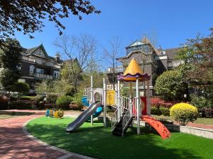 a playground with a slide in a yard at 福来小院民宿 in Jiezi Ancient Town