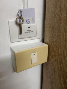 ナイヤンビーチにあるSleepwell at naiyang No2の扉の横の箱の鍵 +7枚の写真