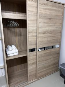 een houten kast met houten deuren in een kamer bij Sleepwell at naiyang No2 in Nai Yang Beach