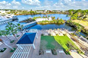 - une vue aérienne sur une rivière et un parc dans l'établissement Laketown Wharf 402, à Panama City Beach