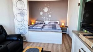 een kleine slaapkamer met een bed in een kamer bij Harztraum in Altenau